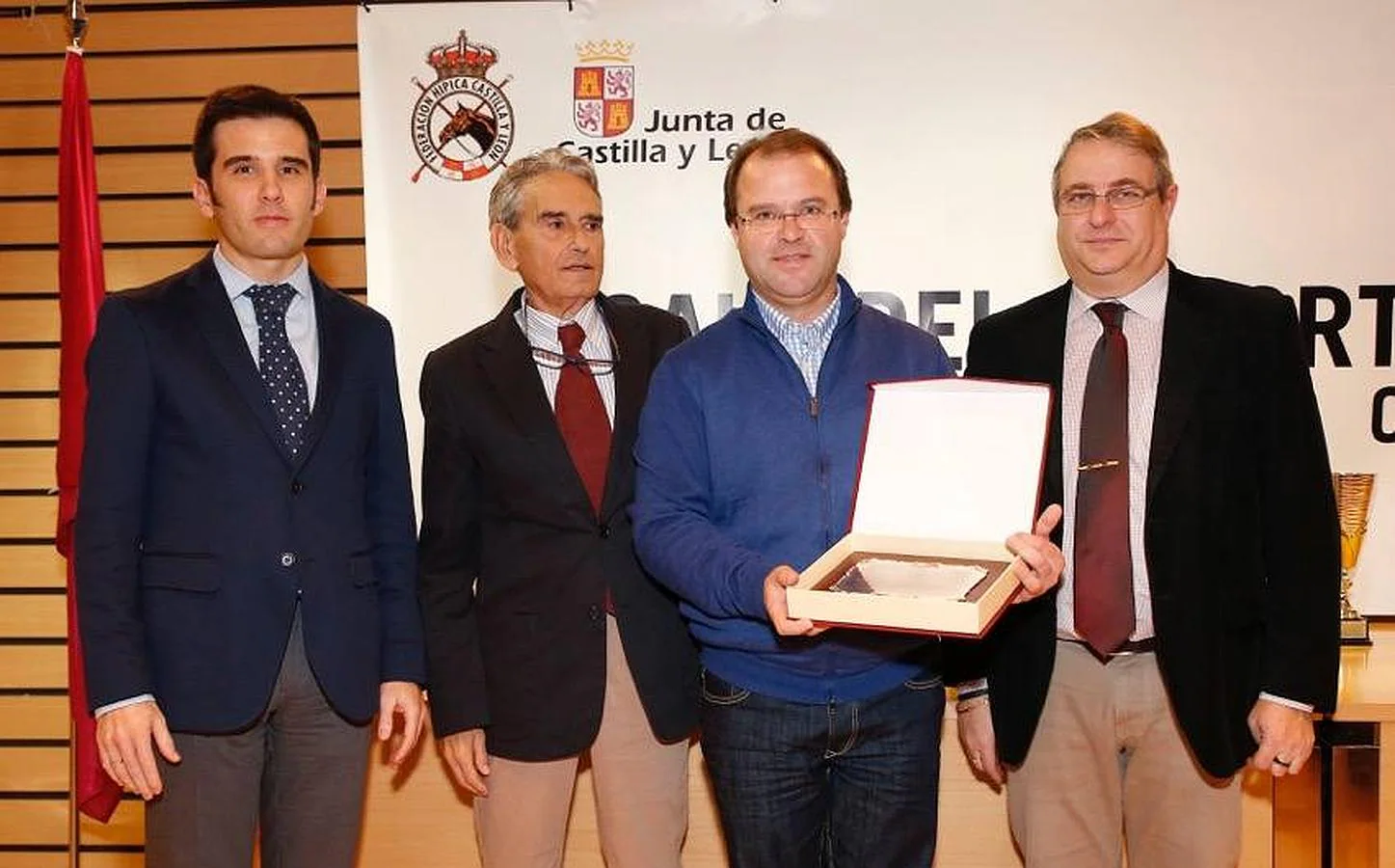 El director general de Deportes, Alfonso Lahuerta, junto al presidente de la Federación y uno de los premiados