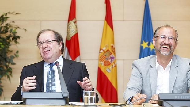 Juan Vicente Herrera y Luis Fuentes, en la firma del acuerdo de investidura entre PP y Ciudadanos el pasado 24 de junio