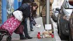 Peluches, velas y mensajes en recuerdo de la niña