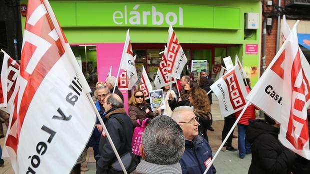 Trabajadores de El Árbol protestan frente a uno de los establecimientos