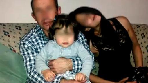 Gabriela, con su padre y su pequeña, fallecida a los 17 meses tras ser arrojada por una ventana