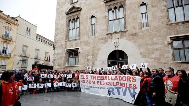 Imagen de la protesta de trabajadores de RTVV frente al Palau de la Generalitat