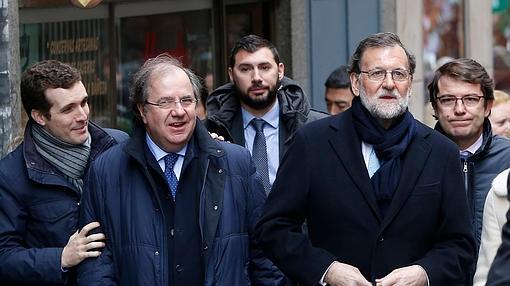 Rajoy, con Casado, Herrera y Mañueco, por el centro de Valladolid