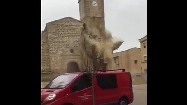 Captura de vídeo que muestra la caída del campanario