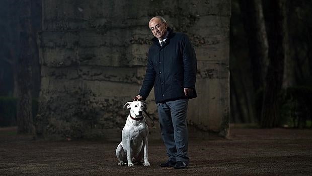 En la imagen, Pedro Corral junto a su perro en el Parque del Oeste, que se configuró en los años de la guerra en una de las líneas de frente que separó las dos Españas. Al fondo, un fortín de hormigón de los soldados