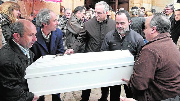 El féretro con los restos mortales de la pequeña llegan a la Iglesia de la Asunción