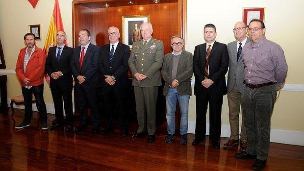 Los responsables de medios, con el teniente general Pedro Galán Garcia