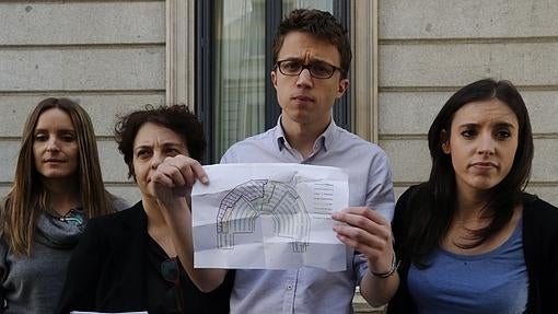 Íñigo Errejón y otras diputadas de Podemos muestran la distribución de escaños prevista