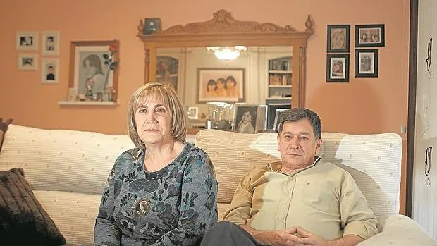 Olga Puig y Manuel Blanco, los padres de Eva Blanco, en el salón donde cuelga el retrato de su hija