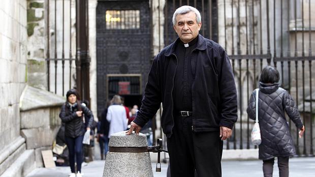 El sacerdote, en la puerta del Reloj de la catedral de Toleedo