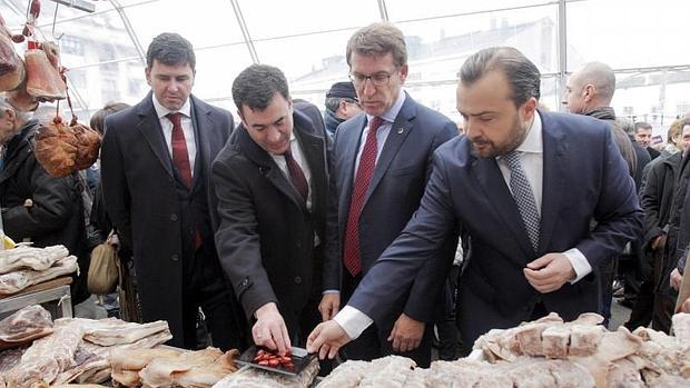 Alberto Núñez Feijoo, Román Rodríguez y Rafael Cuiña durante la visita a la feria