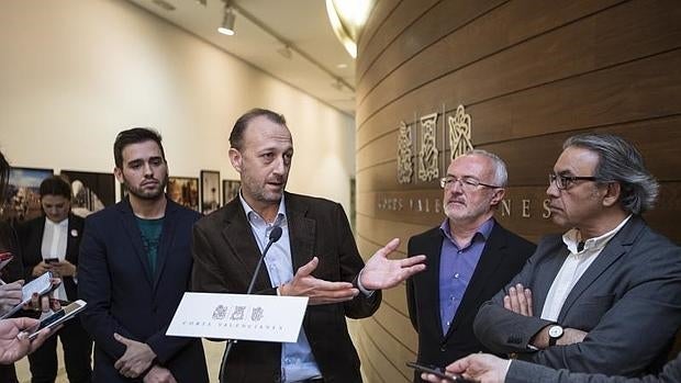 Alexis Marí (centro), en los pasillos de las Cortes Valencianas