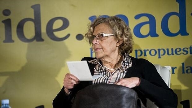 La alcaldesa de Madrid, Manuela Carmena, en una rueda de prensa en Centro Centro