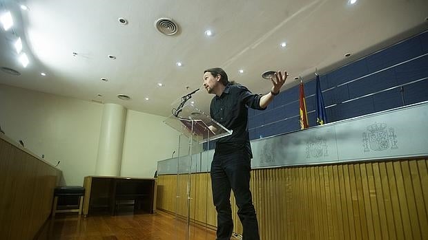 Pablo Iglesias durante su rueda de prensa en el Congreso