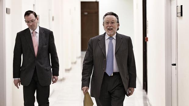 Imagen de Alfonso Grau, a la derecha, el día de su dimisión como concejal, en marzo de 2015