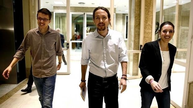 El líder de Podemos, Pablo Iglesias junto al portavoz en el Congreso, Iñigo Errejón y la diputada Irene Montero