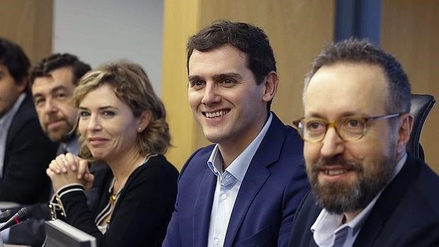 Albert Rivera flanqueado por Marta Martín y Juan Carlos Girauta