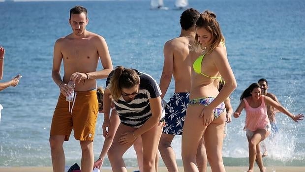 Bañistas en la playa del Postiguet de Alicante