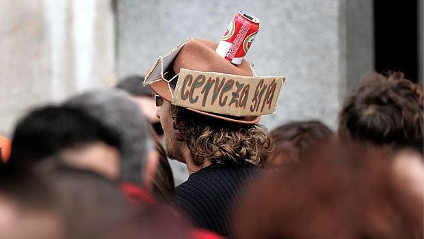 Imagen de un vendedor ilegal de cerveza durante una mascletà