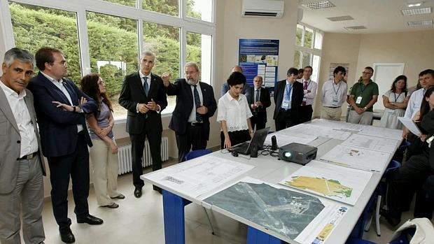 El conselleiro de Industria, Francisco Conde, en una visita a las instalaciones del aeródromo de Rozas