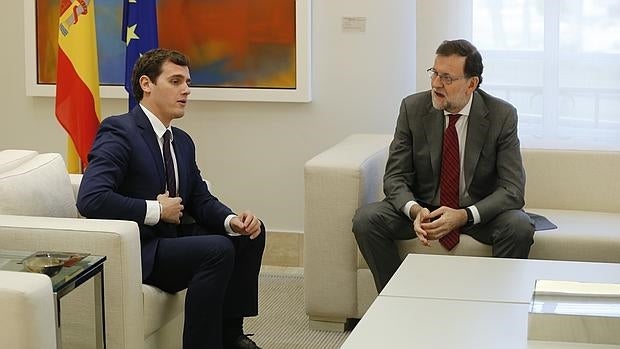 Rajoy y Rivera acuerdan mantener diálogo y unidad ante el reto secesionista