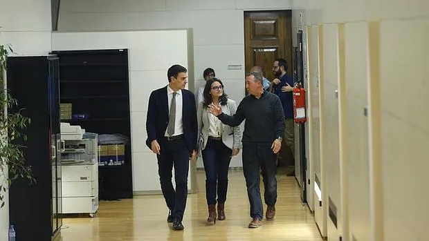 Pedro Sánchez con Mónica Oltra y Joan Baldoví, de Compromis