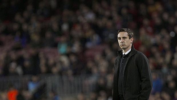 Neville en la ida de las semifinales de la Copa ante en Barça