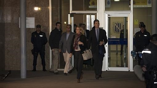 La infanta Cristina junto a Iñaki Urdangarín, en las inmediaciones de los juzgados. Foto: Ángel de Antonio ARCHDC