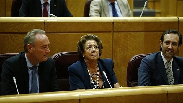 Rita Barberá, junto a Alberto Fabra, en su escaño del Senado