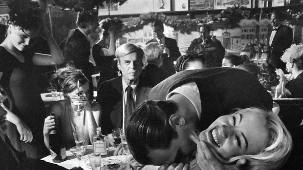 George Plimpton, en el centro de la imagen, sentado a una de las mesas del Elaine’s (Nueva York, 1999)