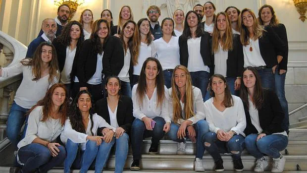 Las jugadoras de la selección española de hockey hierba en la escalinata del Consistorio