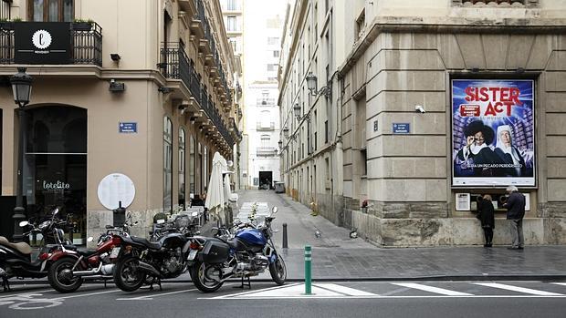 Imagen de las líneas blancas de prohibido aparcar frente al Teatro Principal