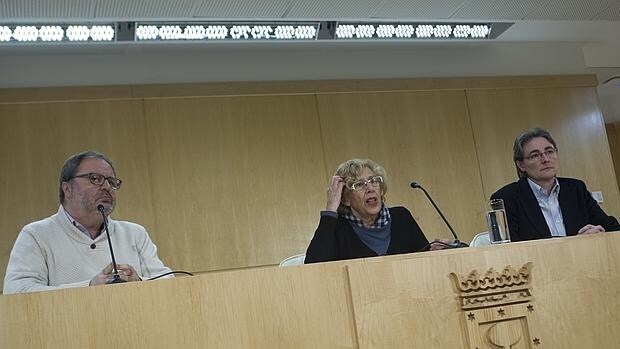 La alcaldesa de Madrid, Manuela Carmena, junto a los concejales Javier Barbero y Marta Higueras