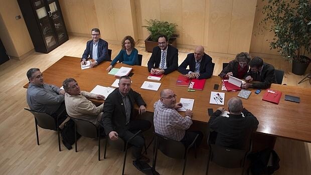 Reunión de las delegaciones de PSOE, al fondo, y de Compromís, este lunes en el Congreso