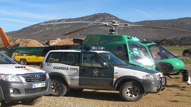 El helicóptero, en el momento en que la Guardia Civil procedió a imponer la denuncia