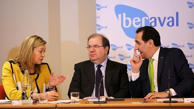 José Rolando conversa con Del Olmo en presencia de Juan Vicente Herrera