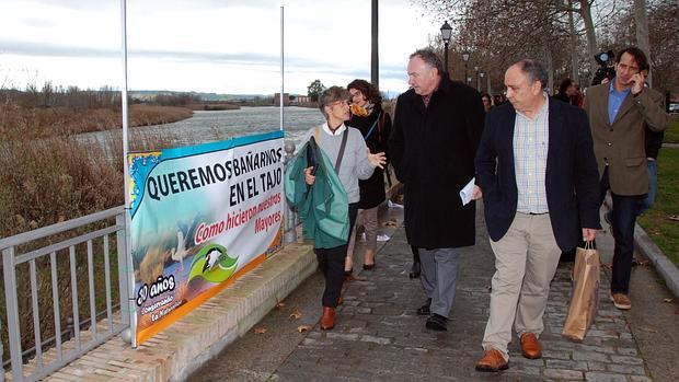 Los eurodiputados pasean por las orillas del río Yajo en Talavera