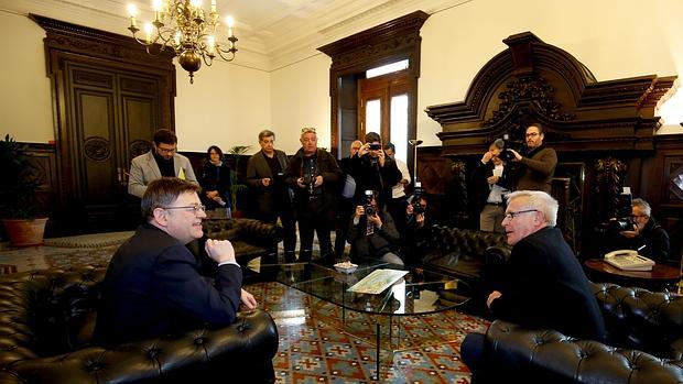 Imagen de Ximo Puig y Joan Ribó tomada en el Ayuntamiento de Valencia