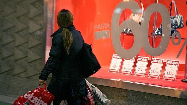 Las rebajas de invierno, pasado el «boom» navideño, han sido decisivas en la bajada del IPC en enero en Aragón