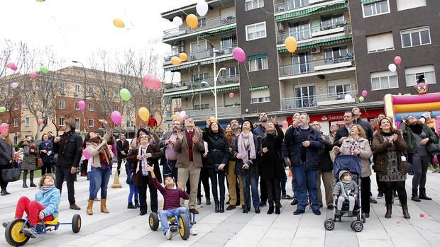 Juegos infantiles, lectura de manifiesto y suelta de globos para celebrar el Día del Niño con Cáncer