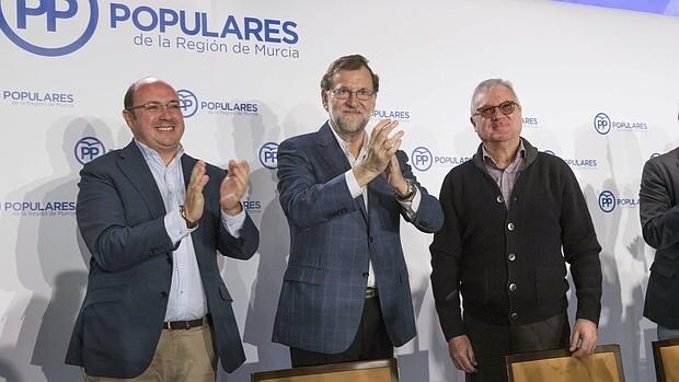 El jeMariano Rajoy, acompañado por Ramón Luis Valcárcel (d) y Pedro Antonio Sánchez