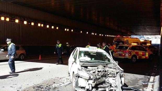 El taxi, completamente destrozado, tras el siniestro en un túnel de la calle del Doctor Esquerdo