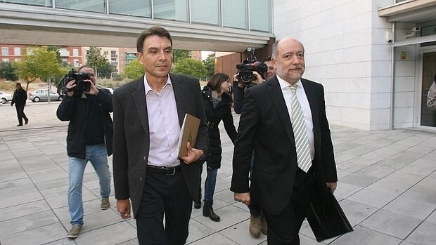 Josep Antoni Rosell (i), junto a uno de sus abogados, en los juzgados de El Vendrell a finales de 2015