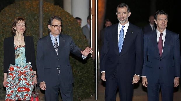 Don Felipe con Artur Mas y José Manuel Soria, en la cena de bienvenida del MWC del año pasado