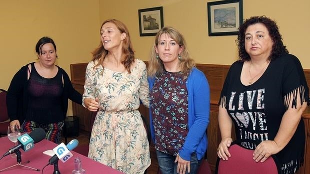 Las integrantes de Podemos en Galicia, Carmen Santos y Ana Pérez, acompañadas de otras dos compañeras del Consejo Autonómico: Patricia Grela y Mayka Arias