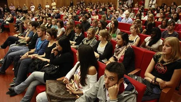 Alumnos extranjeros en el acto de bienvenida de la Universidad de Burgos