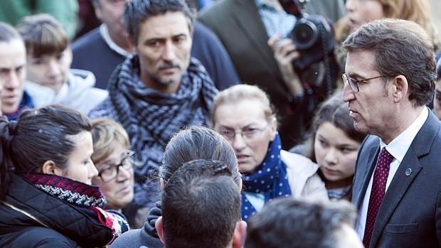 Feijóo charla con los vecinos afectados por la avalancha de rocas en Redondela