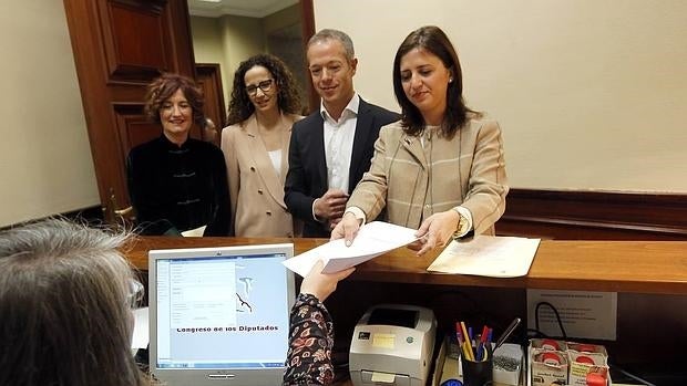 La diputada por Burgos, Esther Peña, y el senador, Ander Gil, presenta una iniciativa parlamentaria sobre el uso del fracking