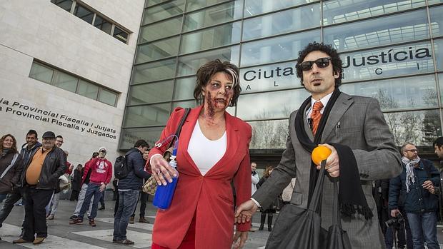 Imagen de dos actores disfrazados ante la Ciudad de la Justicia de Valencia