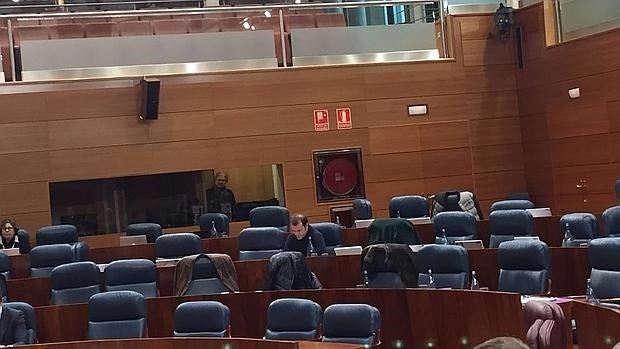 Los escaños vacíos de los diputados de Podemos